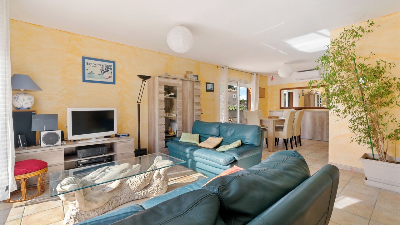 Photo of Livingroom in Saint-Mitre-les-Remparts
