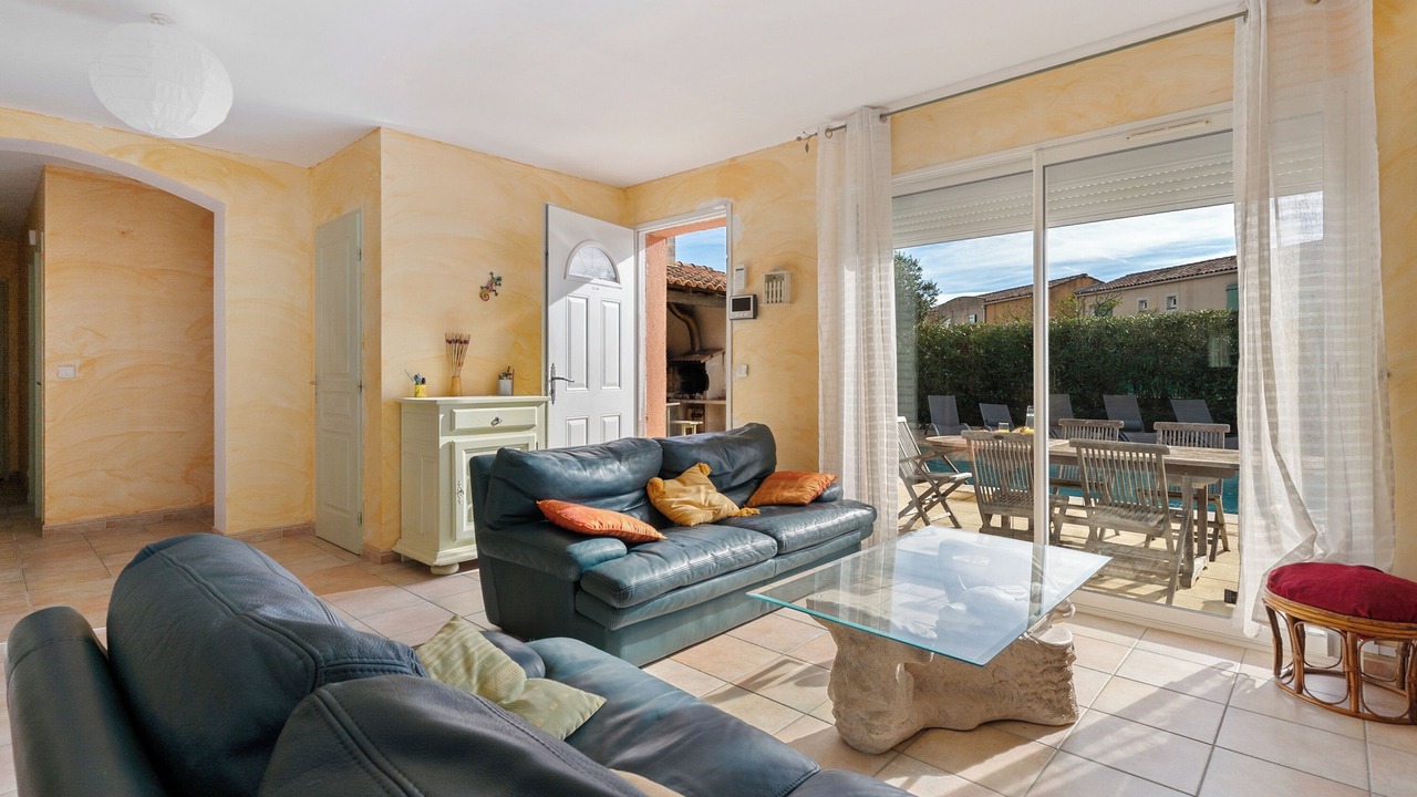 Photo of Livingroom in Saint-Mitre-les-Remparts