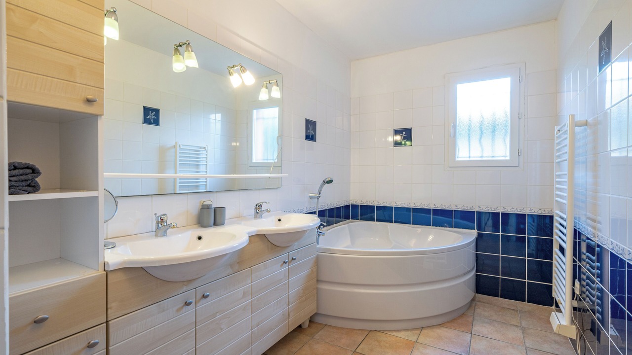 Photo of Bathroom in Saint-Mitre-les-Remparts