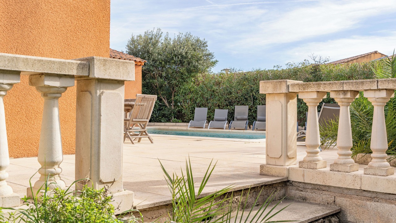 Photo of Patio Balcony in Saint-Mitre-les-Remparts