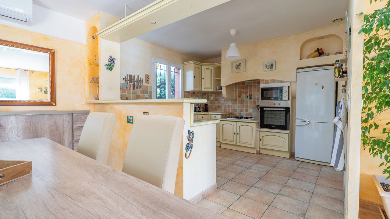 Photo of Kitchen in Saint-Mitre-les-Remparts