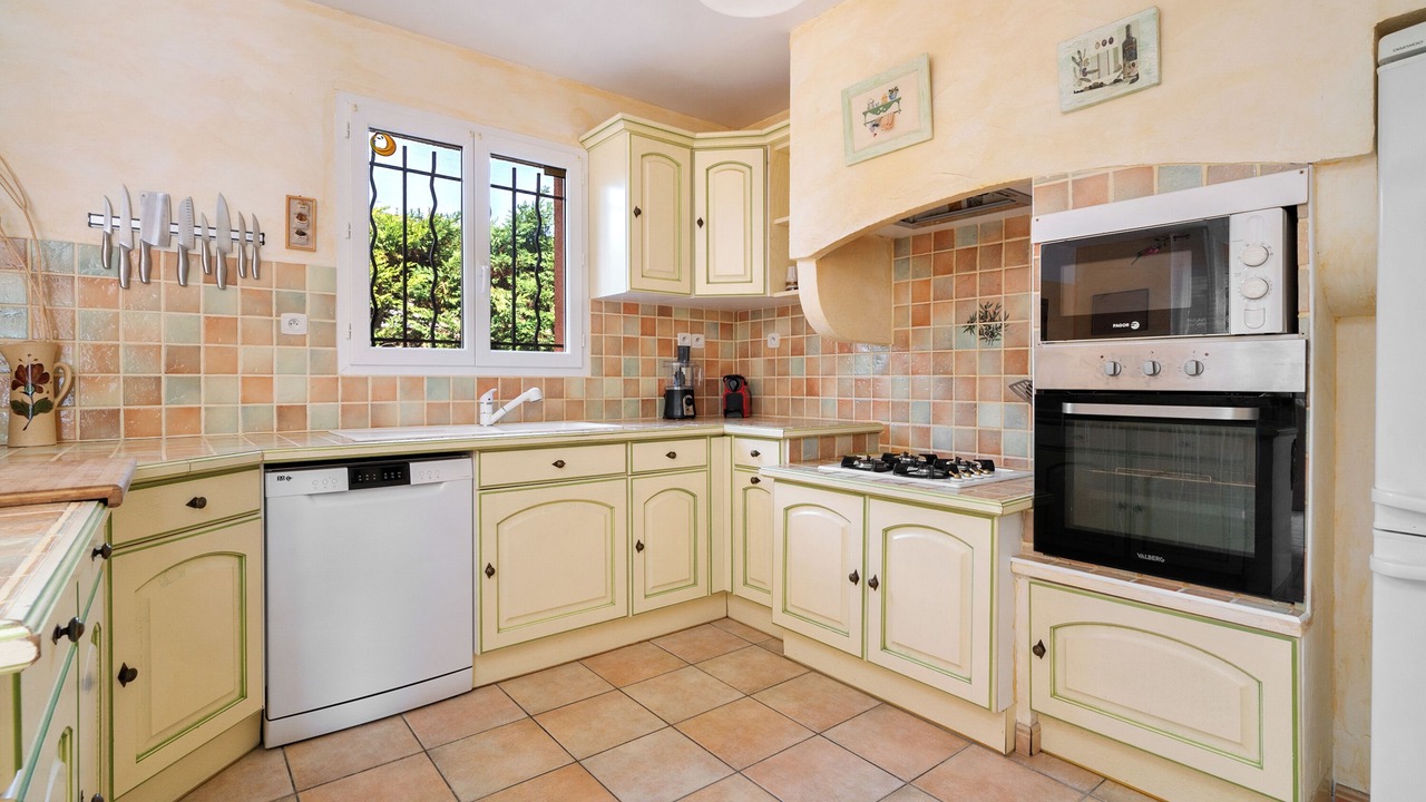 Photo of Kitchen in Saint-Mitre-les-Remparts