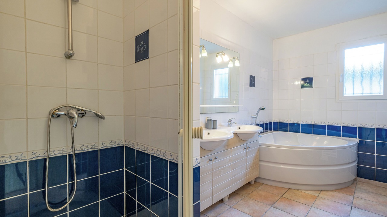 Photo of Bathroom in Saint-Mitre-les-Remparts