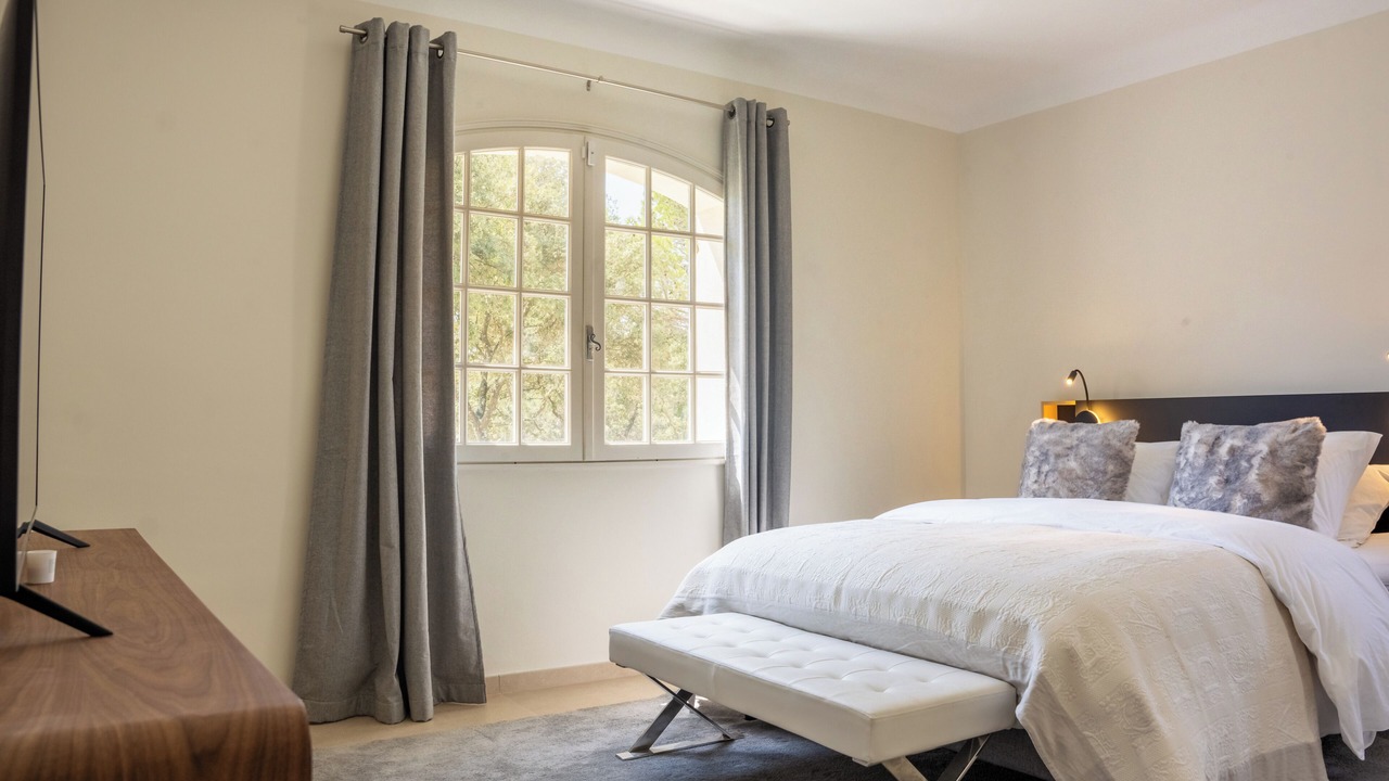 Photo of Bedroom in Comps