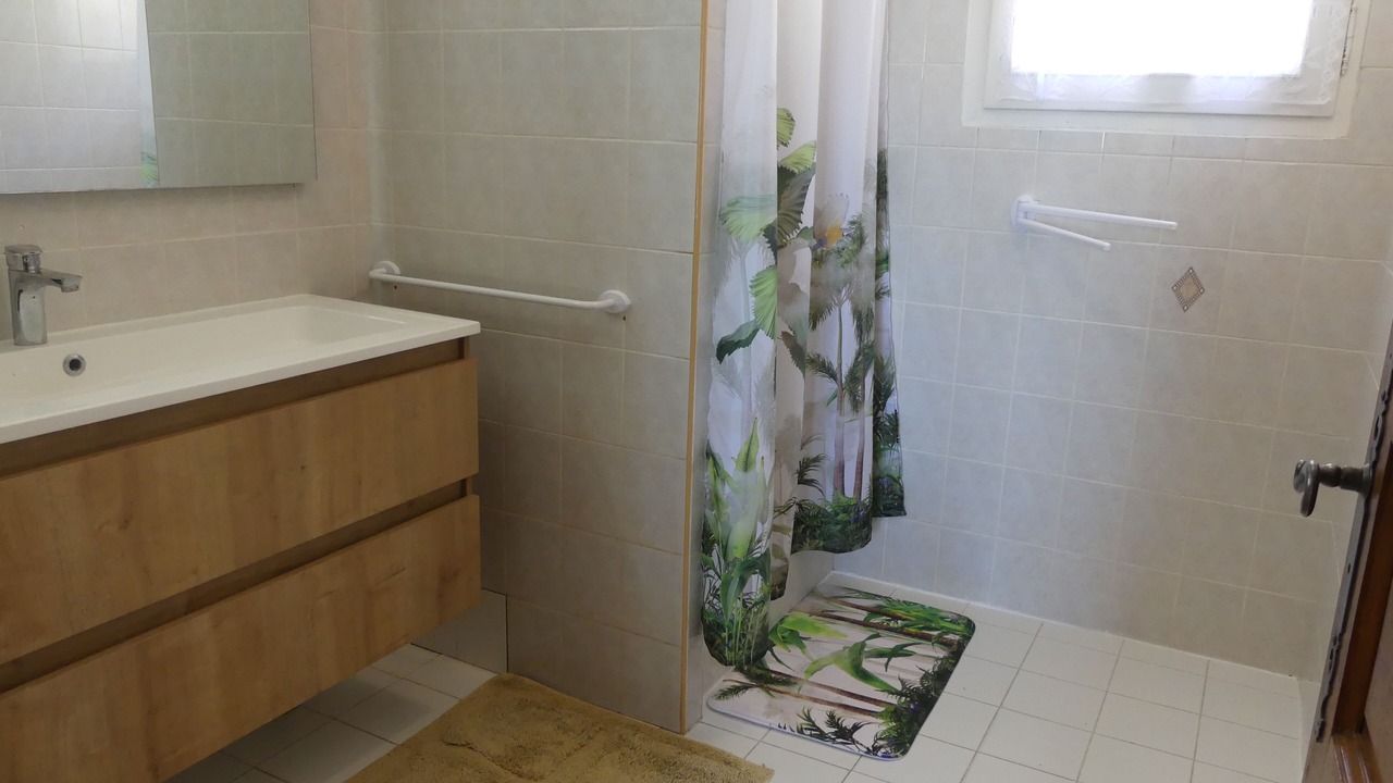 Photo of Bathroom in Piolenc