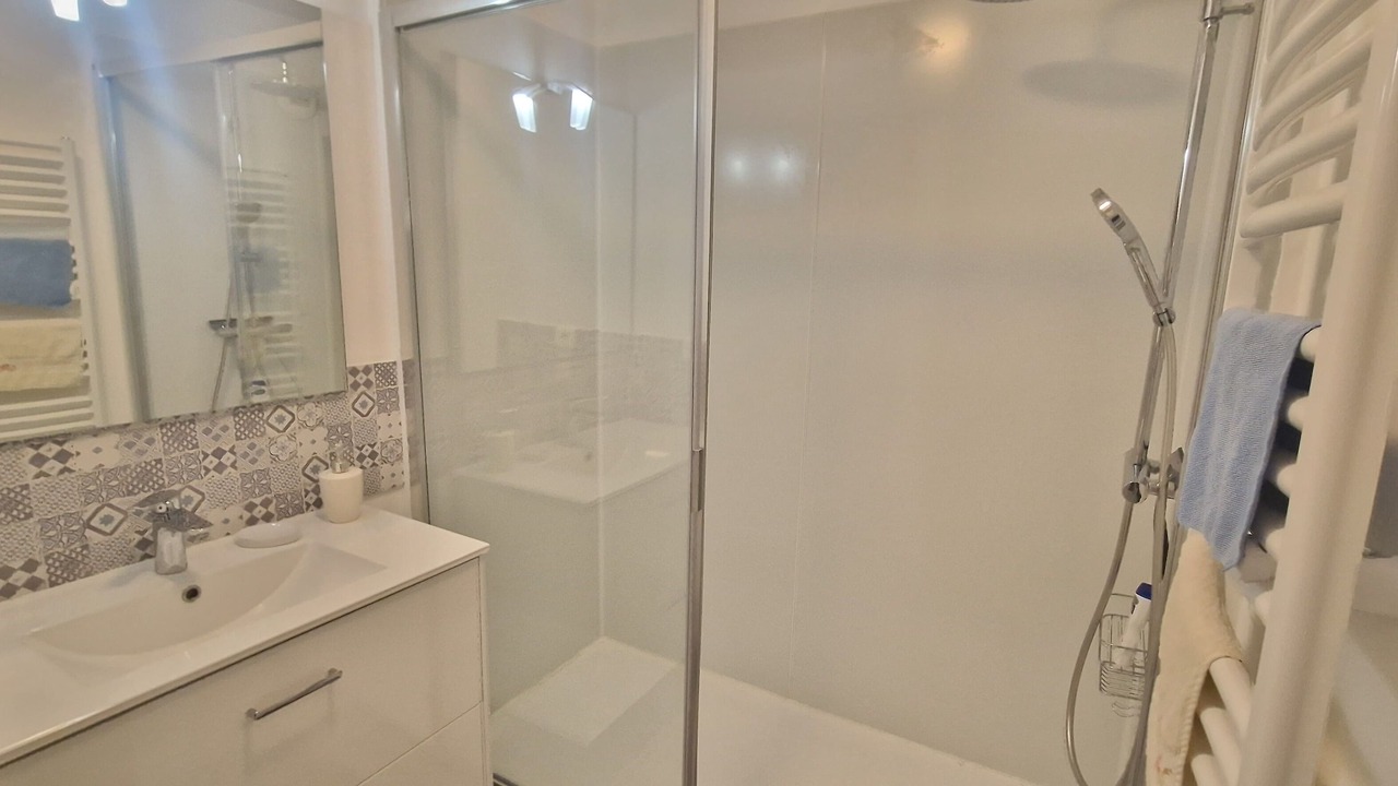 Photo of Bathroom in Venelles