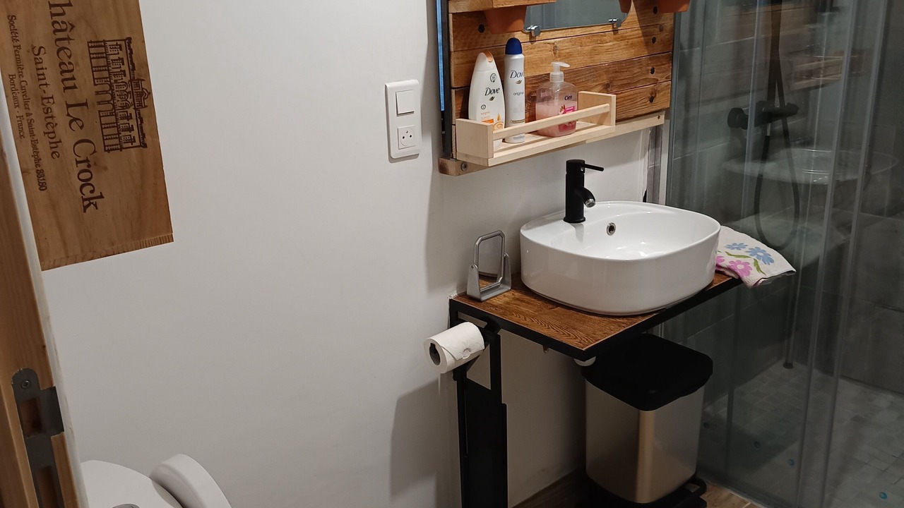 Photo of Bathroom in Caromb