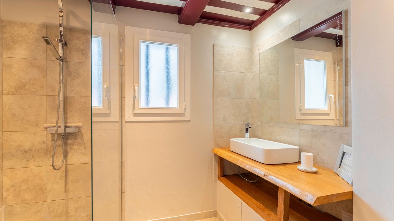 Photo of Bathroom in Molleges