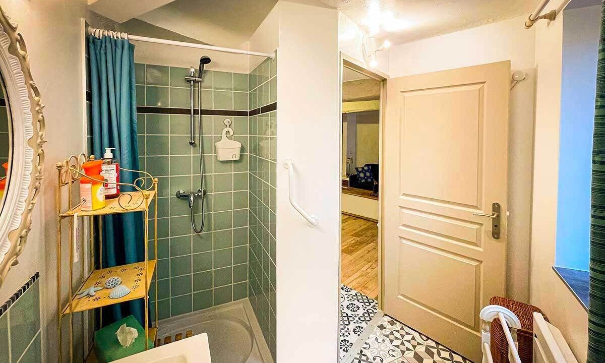 Photo of Bathroom in Hyeres City Centre