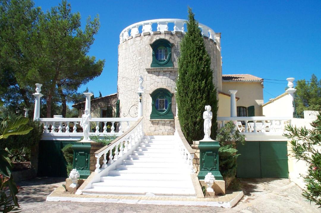 Photo of Buildings in Beaucaire