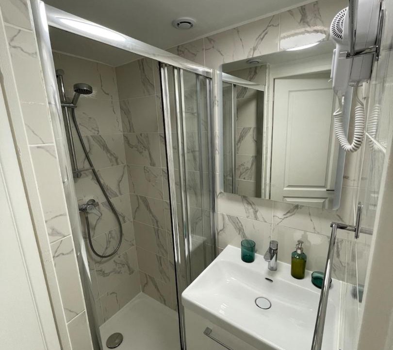 Photo of Bathroom in Saint-Lazare