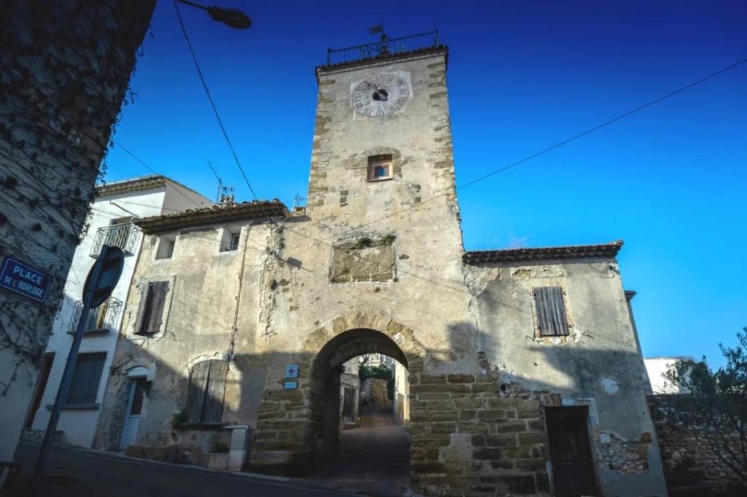 Photo of Buildings in Entraigues-sur-la-Sorgue
