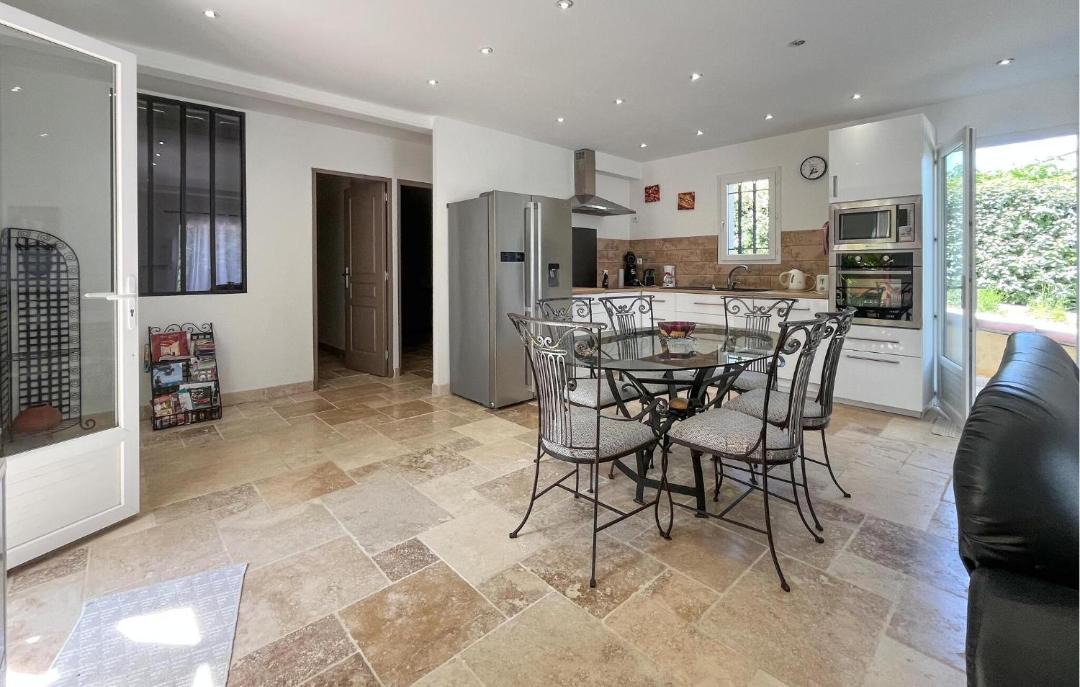Photo of Kitchen in Comps