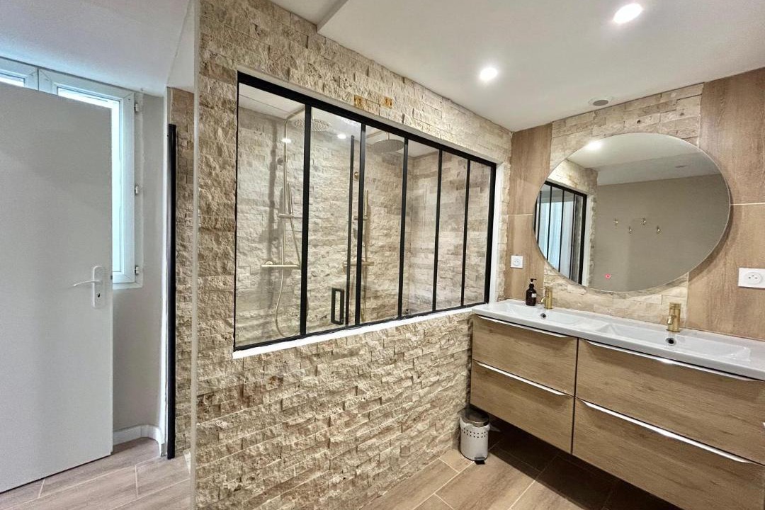 Photo of Bathroom in Hotel-de-Ville