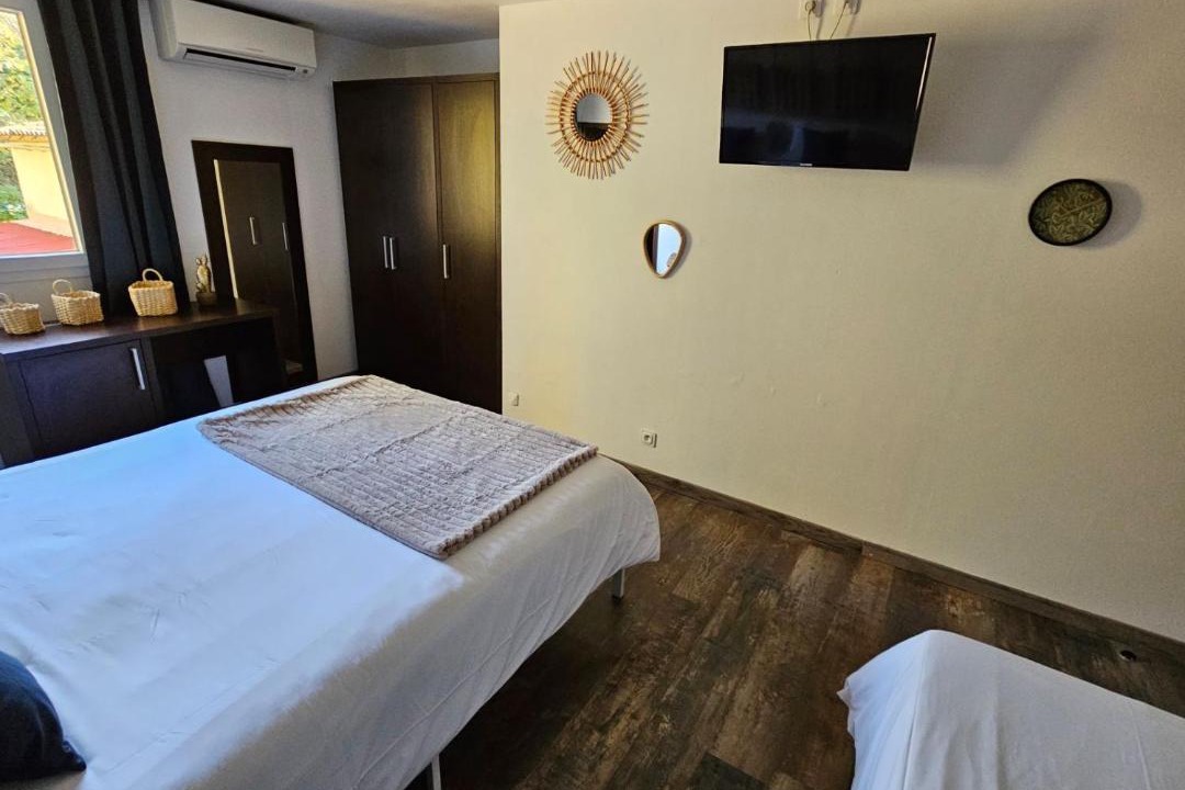 Photo of Bedroom in La Tour-d'Aigues