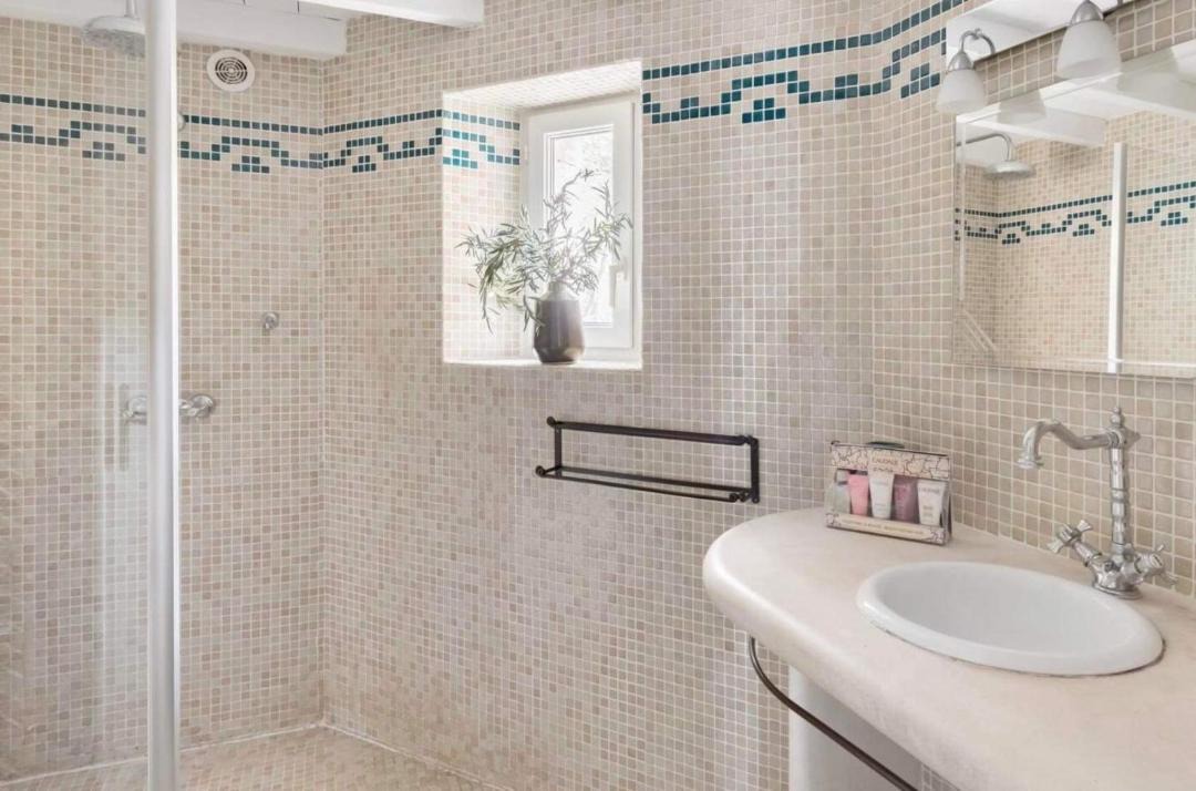 Photo of Bathroom in Menerbes