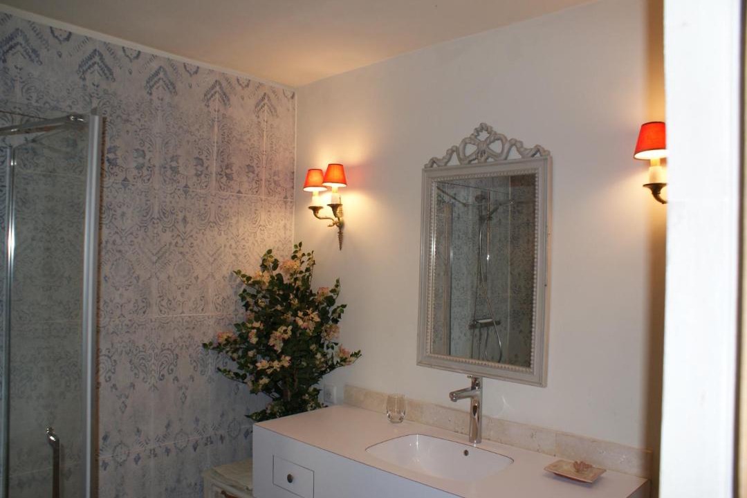 Photo of Bathroom in Lourmarin