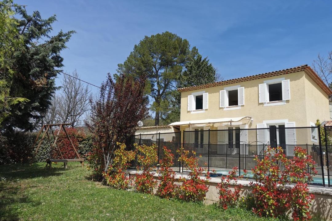 Photo of Buildings in Pierrevert