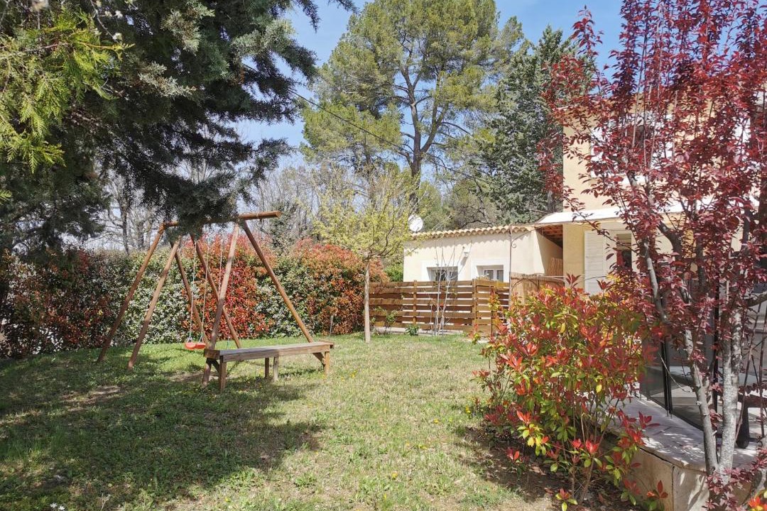 Photo of Buildings in Pierrevert