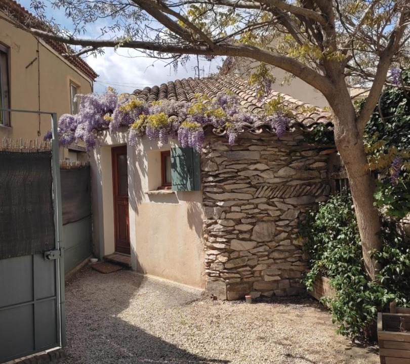 Photo of Buildings in Tavel