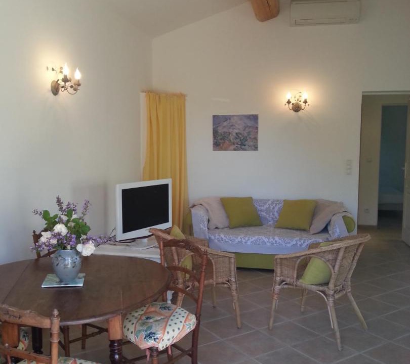 Photo of Livingroom in Entrecasteaux