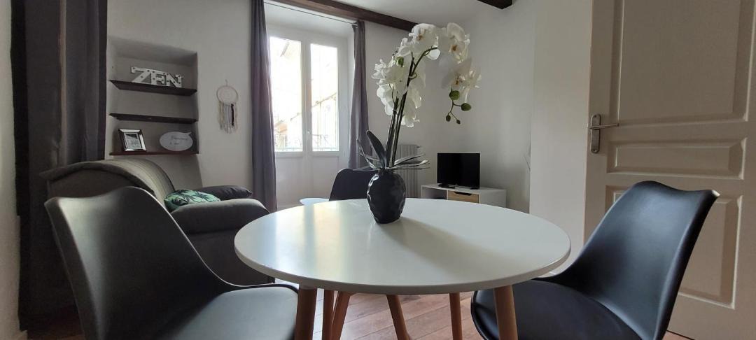 Photo of Livingroom in Orange
