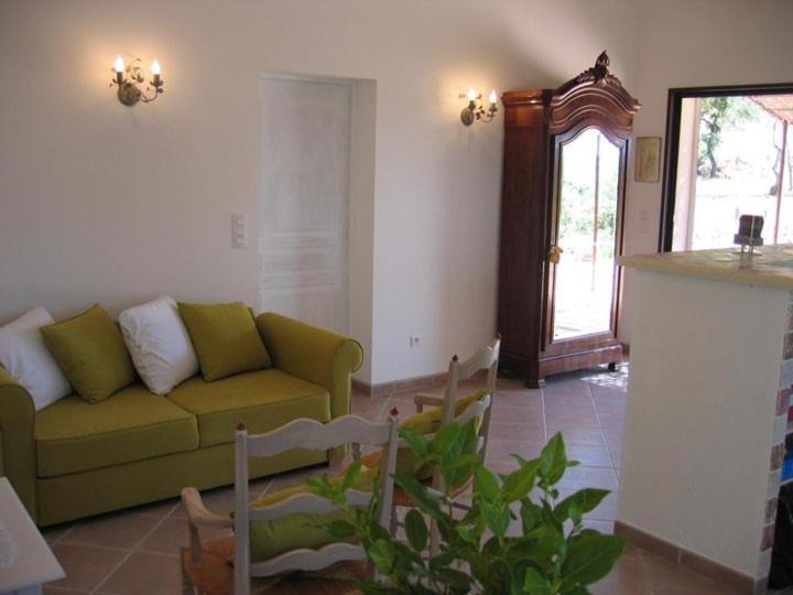 Photo of Livingroom in Entrecasteaux