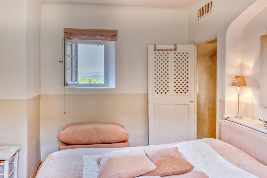 Photo of Bedroom in Jouques