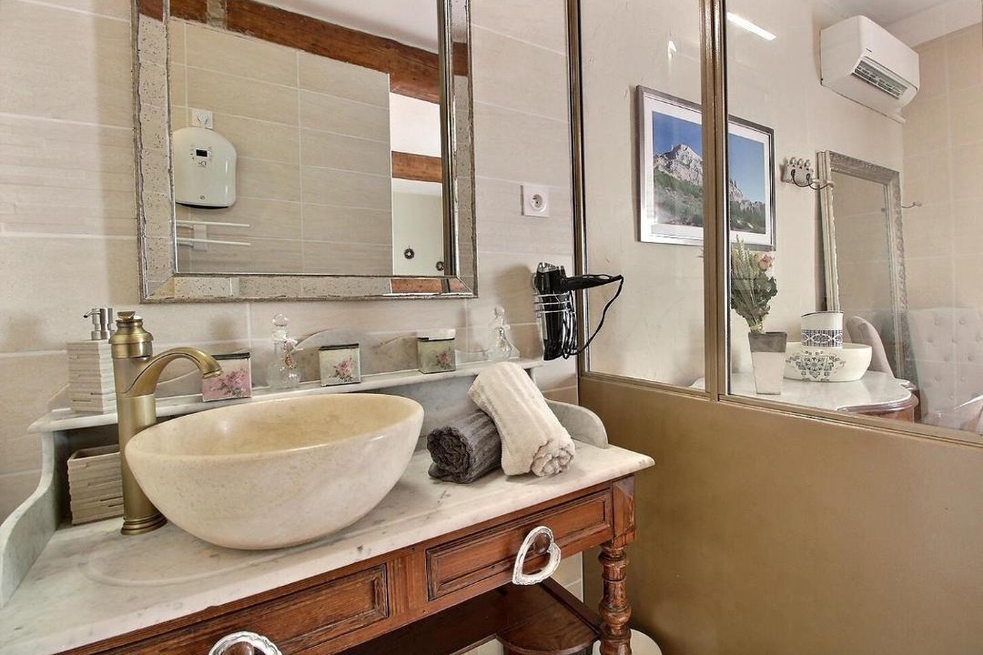 Photo of Bathroom in Roquemaure