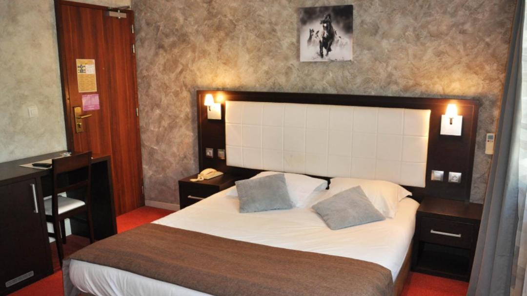 Photo of Bedroom in La Tour-d'Aigues