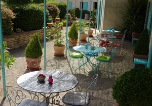 Cante Grillet in Provence at the foot of the Luberon