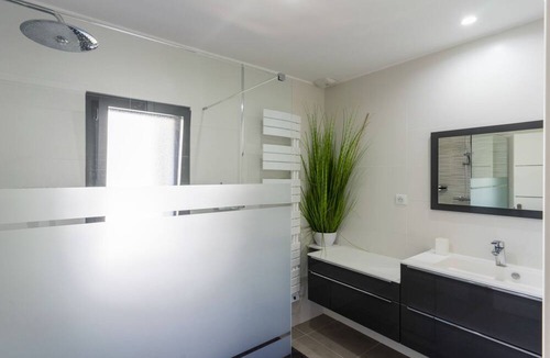 Miramar House | Holiday Home 'Villa La Londe Les Maures' with Private Pool, Wi-Fi and Air Conditioning