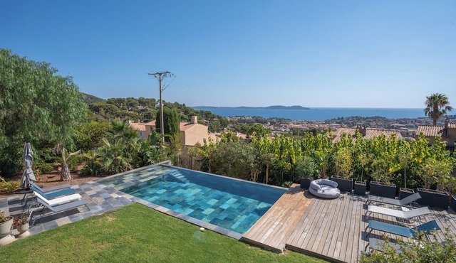 Villa in Carqueiranne. Beautiful sea views, 5 bedrooms, heated swimming pool.