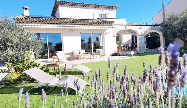 Belle villa provençale en bordure de mer