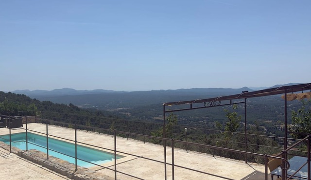 House with a sea view—perfect for a family vacation—in the town of Seillans